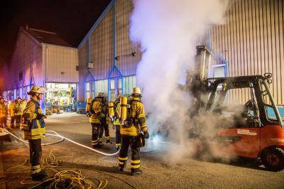 Murrhardt: Gabelstabler brennt in Firmenhalle - 1 Brandverletzter